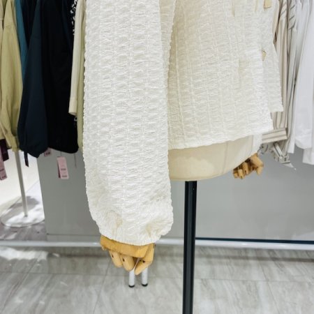 스퀘어 볼록 버튼 브이넥 블라우스