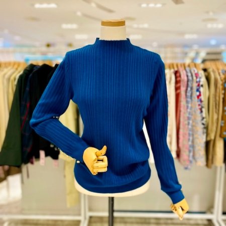 소매 골드 버튼 반폴라 니트