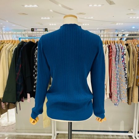 소매 골드 버튼 반폴라 니트