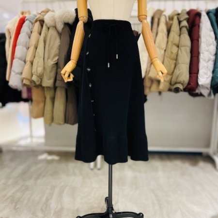 옆단추 밑단 플레어 스커트