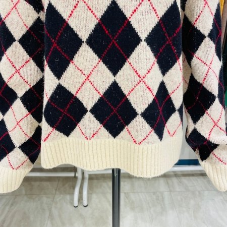 라운드 아가일 체크 니트