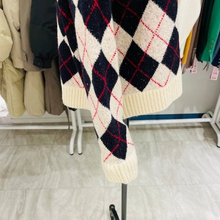 라운드 아가일 체크 니트