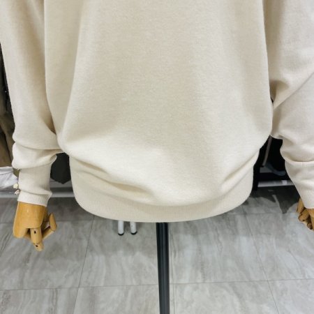 소매 금장 단추 니트