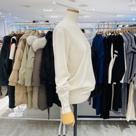 소매 금장 단추 니트