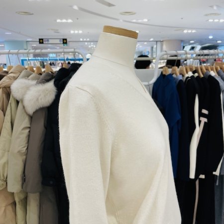 소매 금장 단추 니트