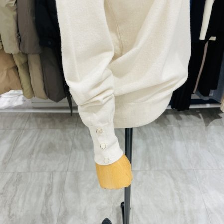 소매 금장 단추 니트