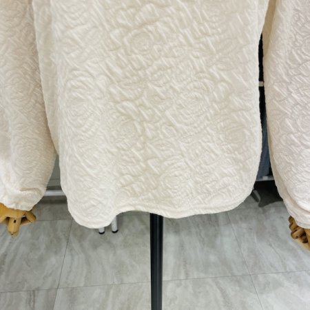 라운드 펄 넥 티셔츠