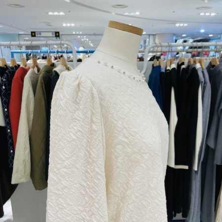 라운드 펄 넥 티셔츠