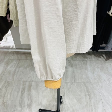 라운드 셔링 블라우스