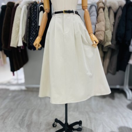 투핀턱 뒷밴딩 벨트 스커트