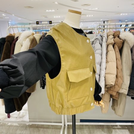 플랩 포켓 노카라 가죽 베스트