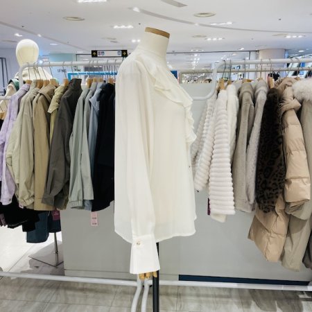 브이넥 골드 버튼 블라우스