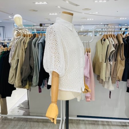 펀칭 뒷리본 블라우스