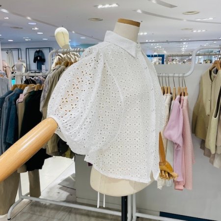 펀칭 뒷리본 블라우스