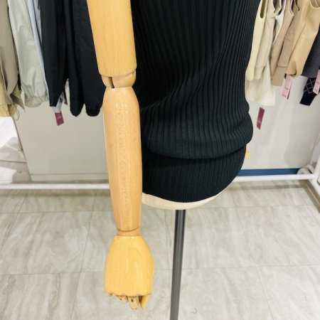 레이스 배색 민소매 니트