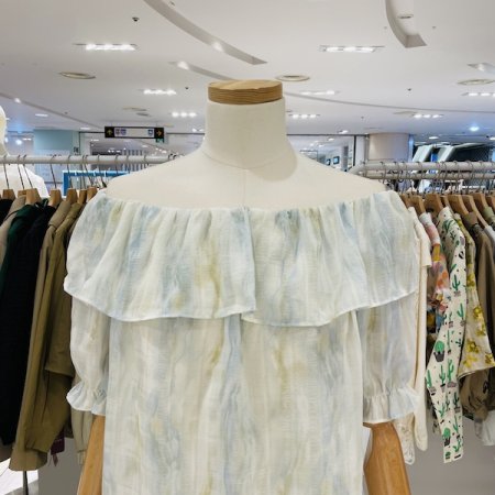 오프 숄더 프릴 수채화 블라우스