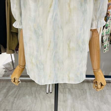 오프 숄더 프릴 수채화 블라우스