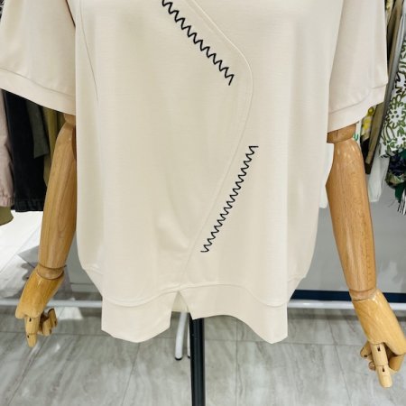 지그재그 스티치 반팔티셔츠