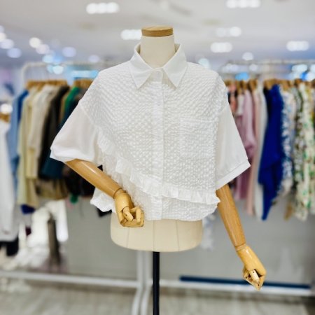 사선 프릴 엠보싱 셔츠