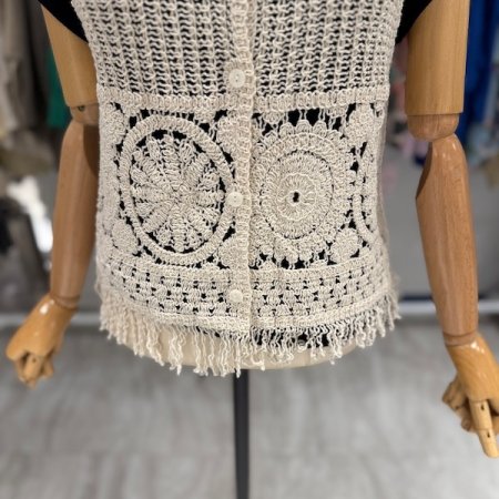 밑단 수술 뜨개 베스트