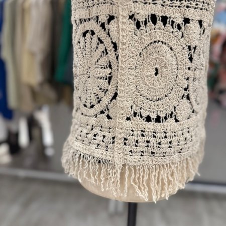 밑단 수술 뜨개 베스트