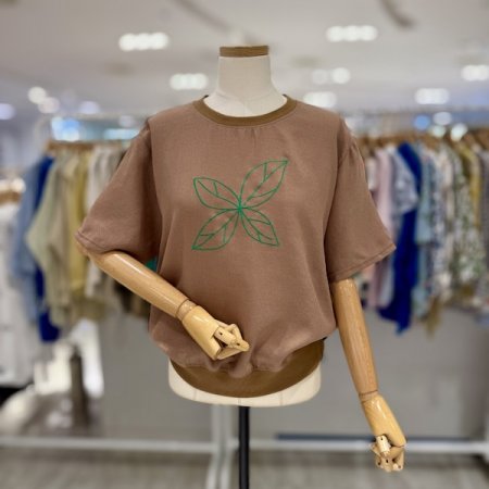 네잎 자수 라운드 티셔츠