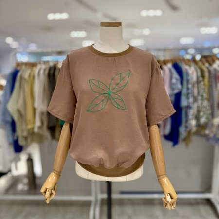네잎 자수 라운드 티셔츠