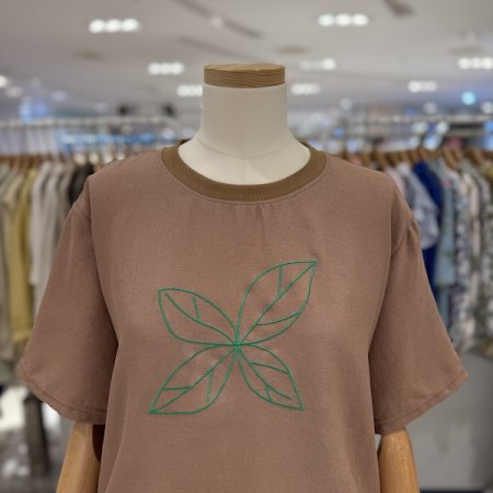 네잎 자수 라운드 티셔츠