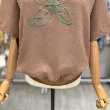 네잎 자수 라운드 티셔츠