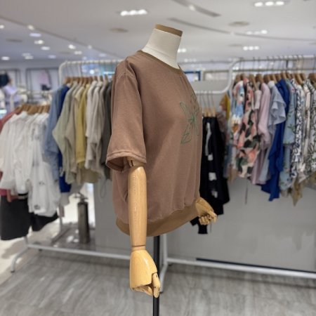 네잎 자수 라운드 티셔츠