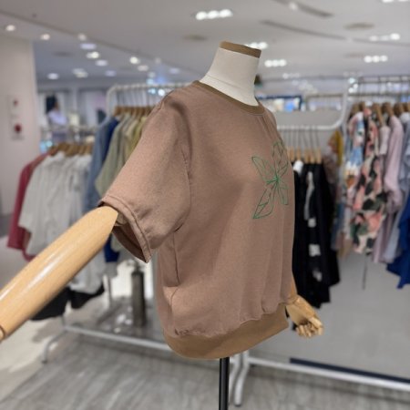 네잎 자수 라운드 티셔츠