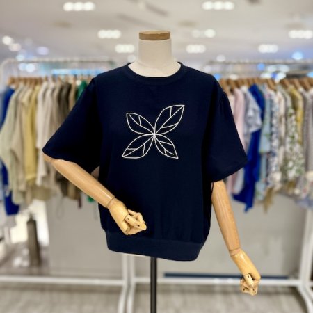 네잎 자수 라운드 티셔츠