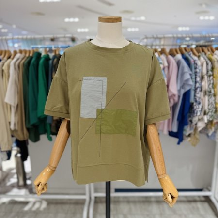 사각 패치 라운드 티셔츠