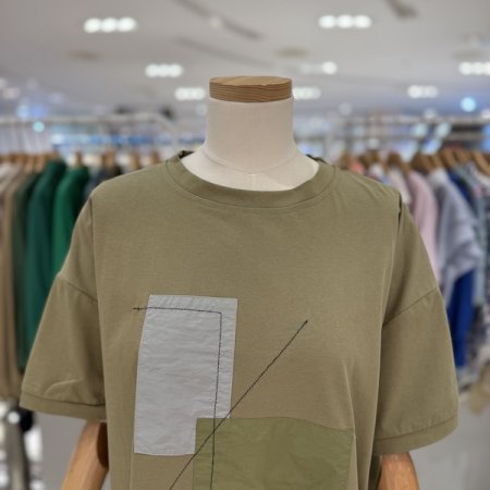 사각 패치 라운드 티셔츠