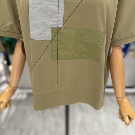 사각 패치 라운드 티셔츠