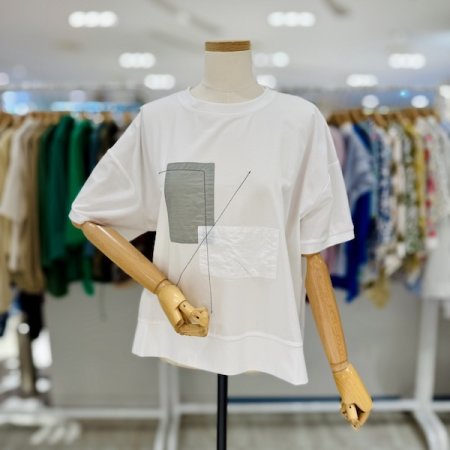 사각 패치 라운드 티셔츠