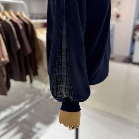 소매 체크 배색 맨투맨