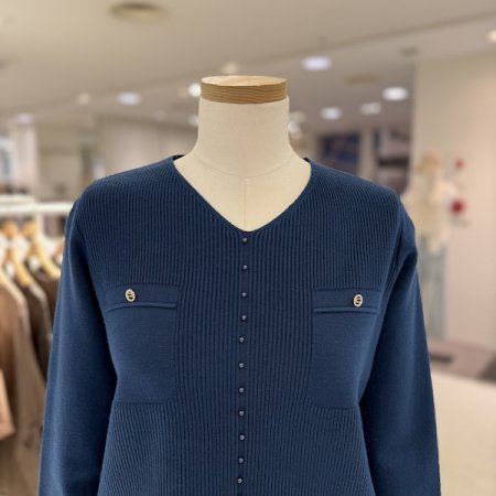 V넥 콩 단추 니트