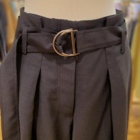 벨티드 핀턱 와이드팬츠