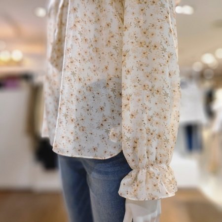 베리에꽃리본블라우스