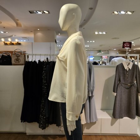 금장단추크롭블라우스