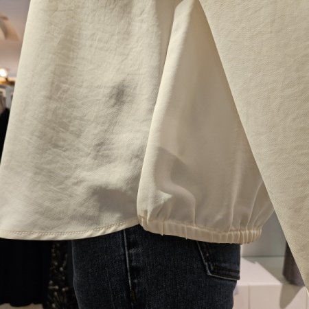 금장단추크롭블라우스