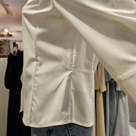 미센스 뒤턱디테일블라우스