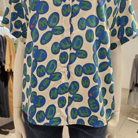 프린트카라블라우스