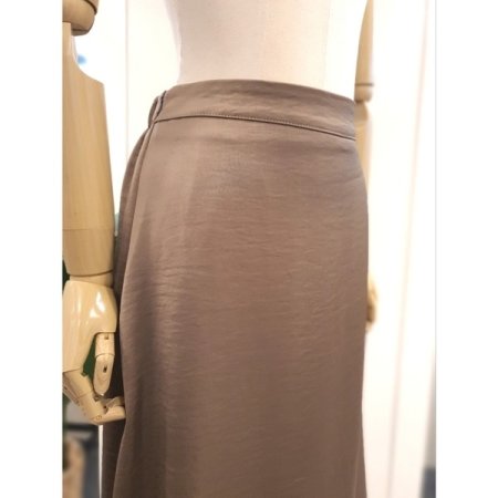 새틴 뒷밴딩 롱 스커트 브라운