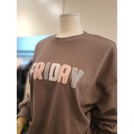 프라이데이 폼폼 자수 맨투맨 BR