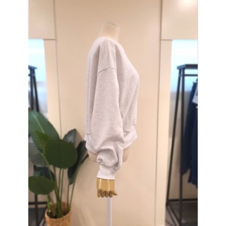 꽃잎 자수 라운드 맨투맨 라이트그레이