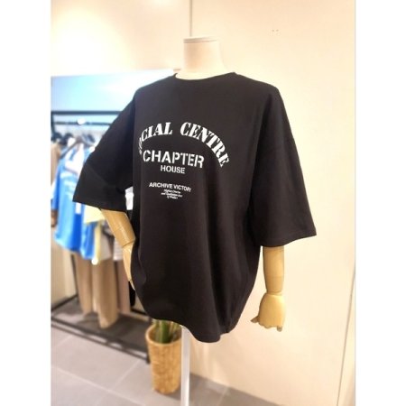 챕터 삼각 라운드넥 반팔 티셔츠 블랙