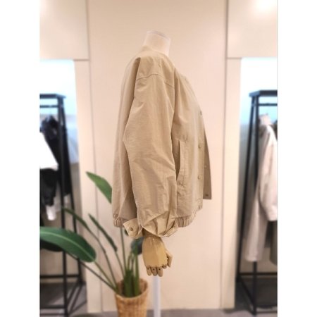 플랫 시보리넥 홑겹 스냅 점퍼 베이지