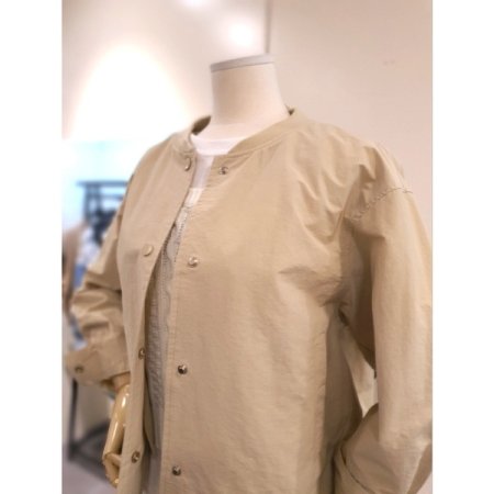 플랫 시보리넥 홑겹 스냅 점퍼 베이지